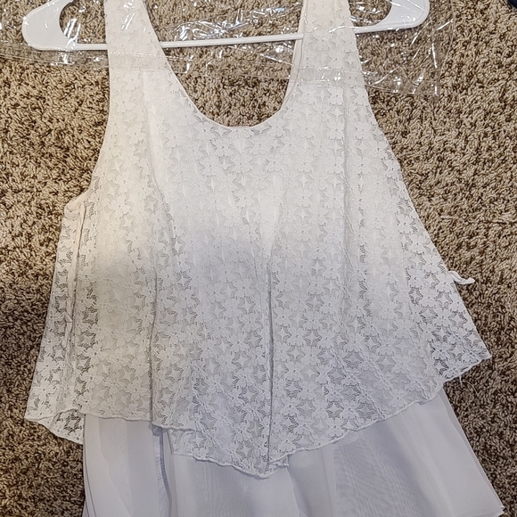 Woman's white layered top - Picture 3 of 4